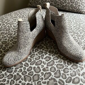 Tom’s cheetah booties